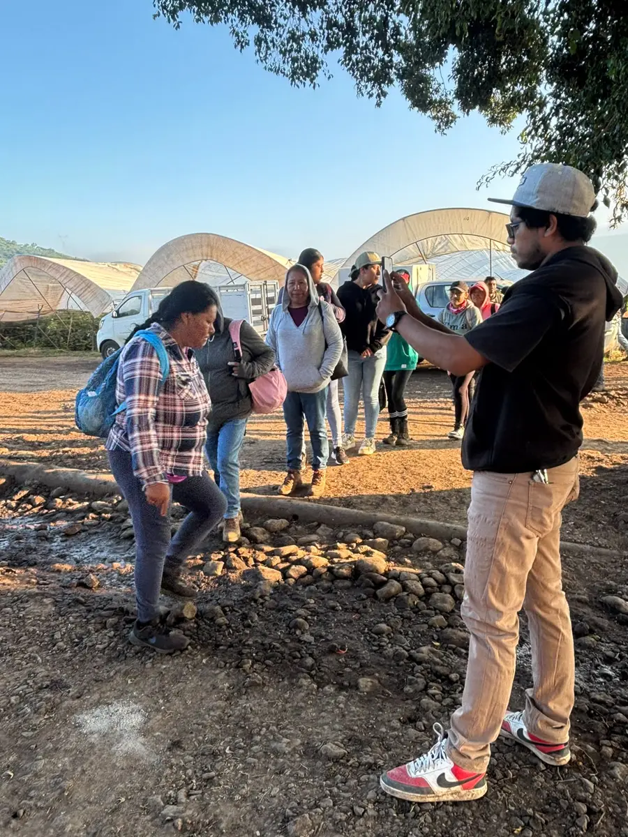 Trabajadores agrícolas formados mientras un operador realiza el registro facial